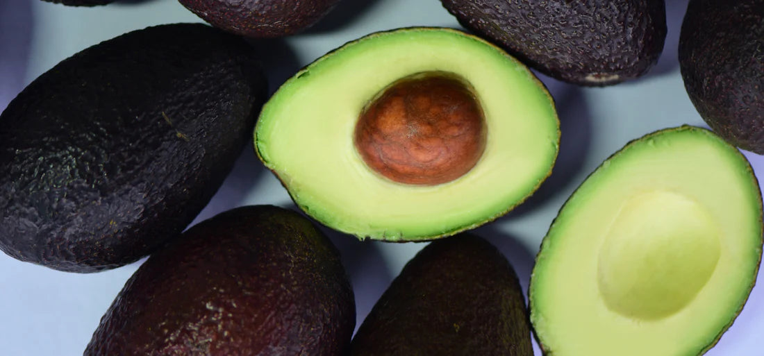 Einige Avocados, eine davon aufgeschnitten