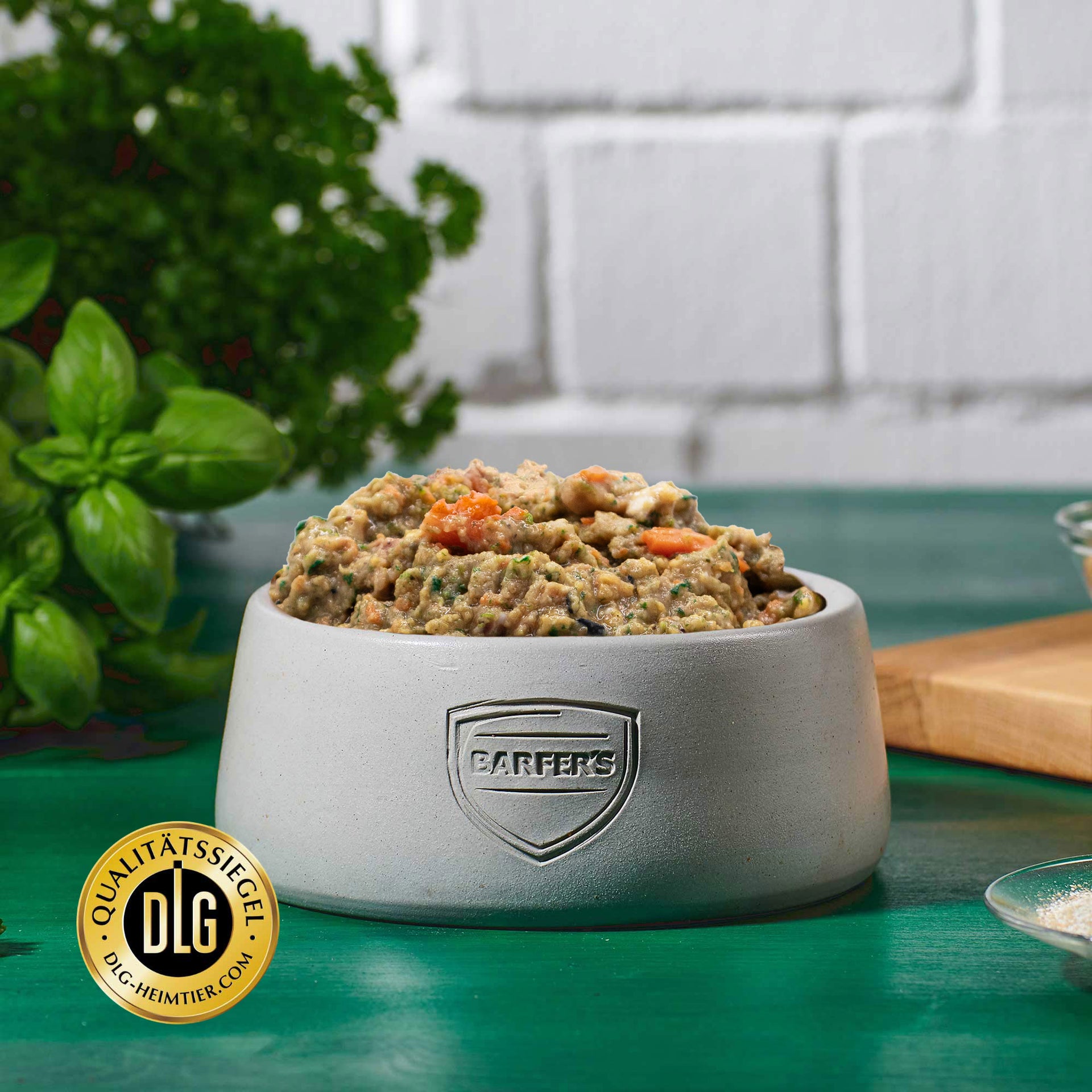 BARFER’S Komplett-Mix Huhn & Lachs im Napf – vollwertiges Fertigbarf für Hunde mit Hühnerfleisch, Lachs, Gemüse, Obst, hochwertigen Ölen und Seealgenmehl sowie DLG-Qualitätssiegel