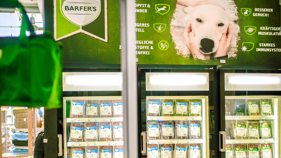 Tiefkühlregale mit BARF-Produkten beim BARFER'S Partner Hellweg in Berlin-Ostbahnhof.