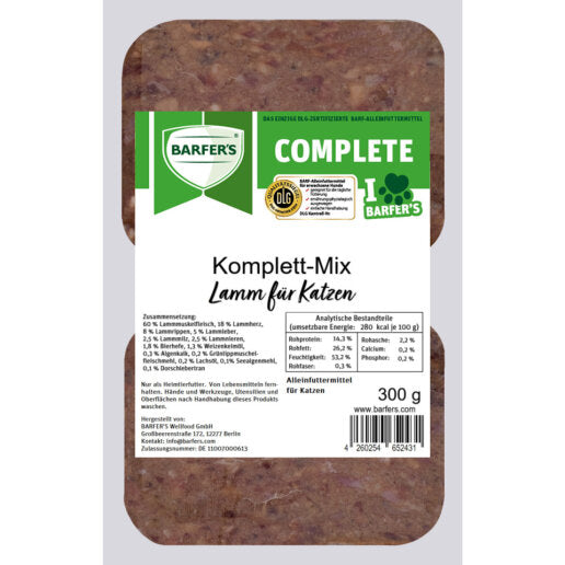 300g Verpackung und Etikett des Komplett-Mix Lamm für Katzen – Alleinfuttermittel mit hohem Anteil an Lammfleisch, ergänzt durch Innereien, Öle, Grünlippmuschel und Seealgenmehl sowie DLG-Zertifizierung:
60 % Lammfleisch, 18 % Lammherz, 8 % Lammrippen, 5 % Lammleber, 2,5 % Lammmilz, 2,5 % Lammnieren, 1,8 % Bierhefe, 1,3 % Weizenkeimöl, 0,3 % Algenkalk, 0,2 % Grünlippmuschelfleischmehl, 0,2 % Lachsöl, 0,1 % Dorschlebertran, 0,1 % Seealgenmehl
