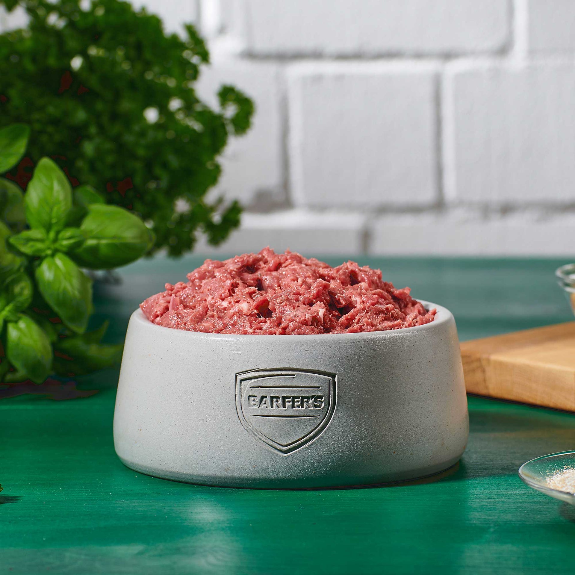 Grauer Napf mit BARFER'S Logo gefüllt mit püriertem Fertigbarf-Fleisch für Katzen