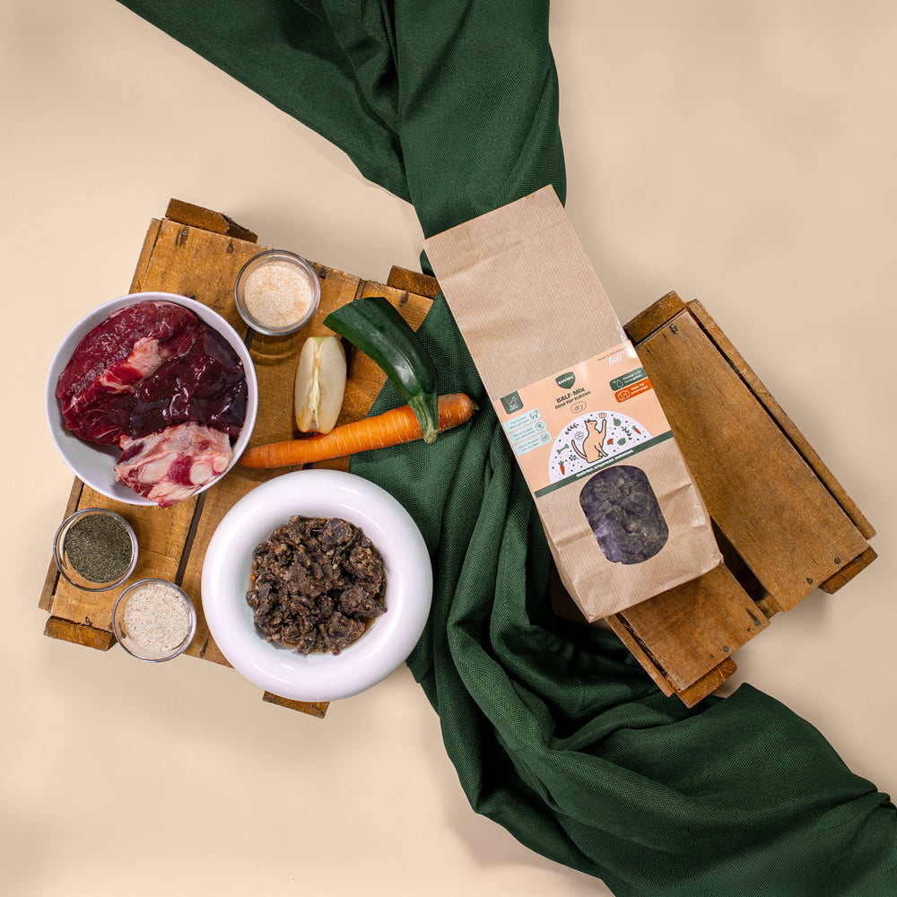 Zutaten des BARFER’S BALF-Mix Rind für Katzen – luftgetrocknetes Fertigbarf mit Rindfleisch, Knochen, Lunge, Leber, Niere, Milz, Karotte, Zucchini, Apfel und Taurin