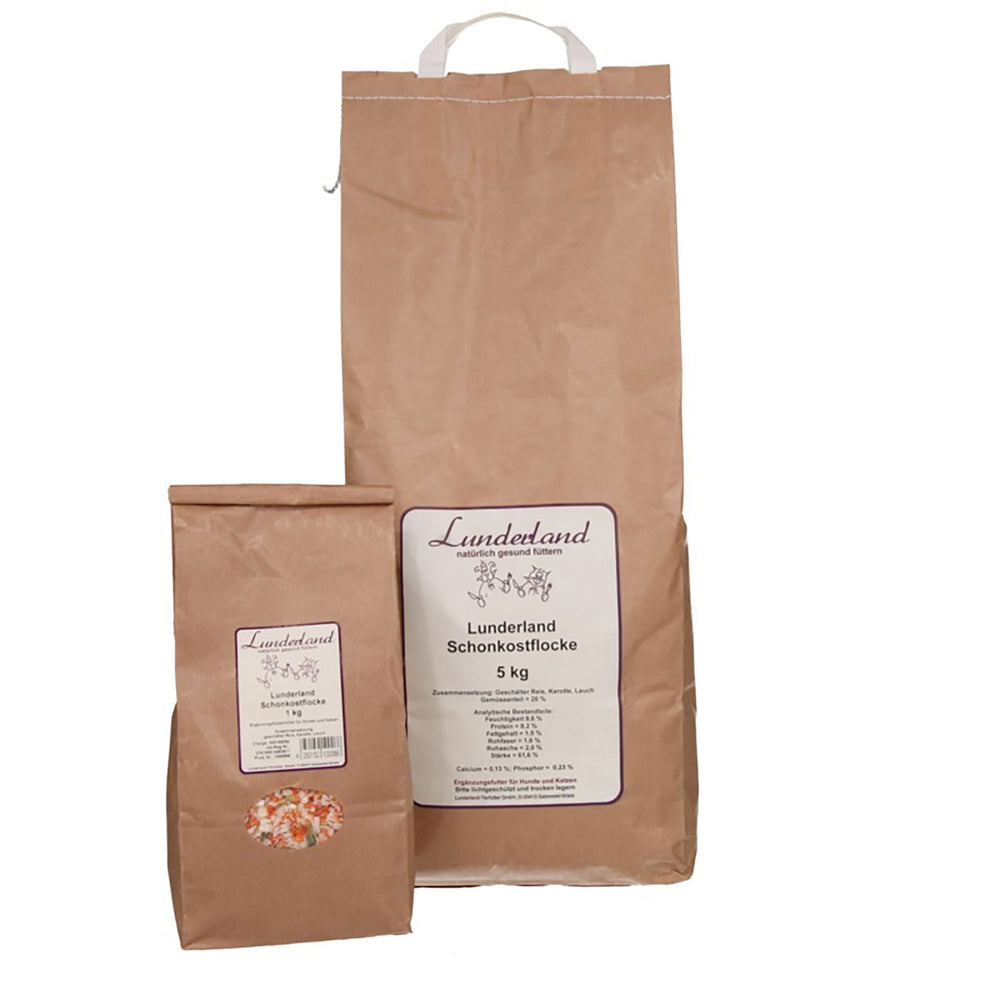 Zwei braune Papiertüten Lunderland Schonkostflocke für Hunde und Katzen, eine mit 1 kg und eine mit 5 kg Inhalt. Die Mischung enthält getrockneten Reis, Karotten und Lauch