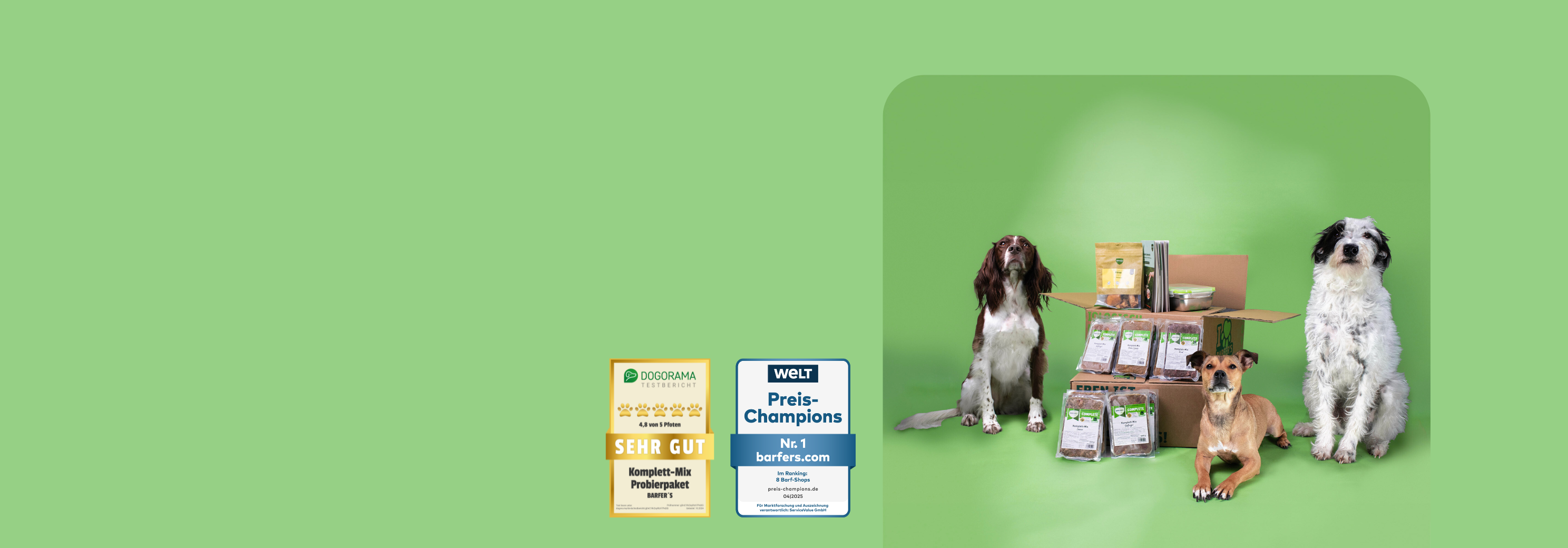 BARFER’S Komplett-Mix Probierpakete für Hunde – drei Hunde sitzen vor geöffneten Versandkartons mit verschiedenen BARF-Produkten. Links im Bild sind Auszeichnungen sichtbar: Dogorama Testbericht 'Sehr gut' und WELT Preis-Champions Nr. 1 barfers.com