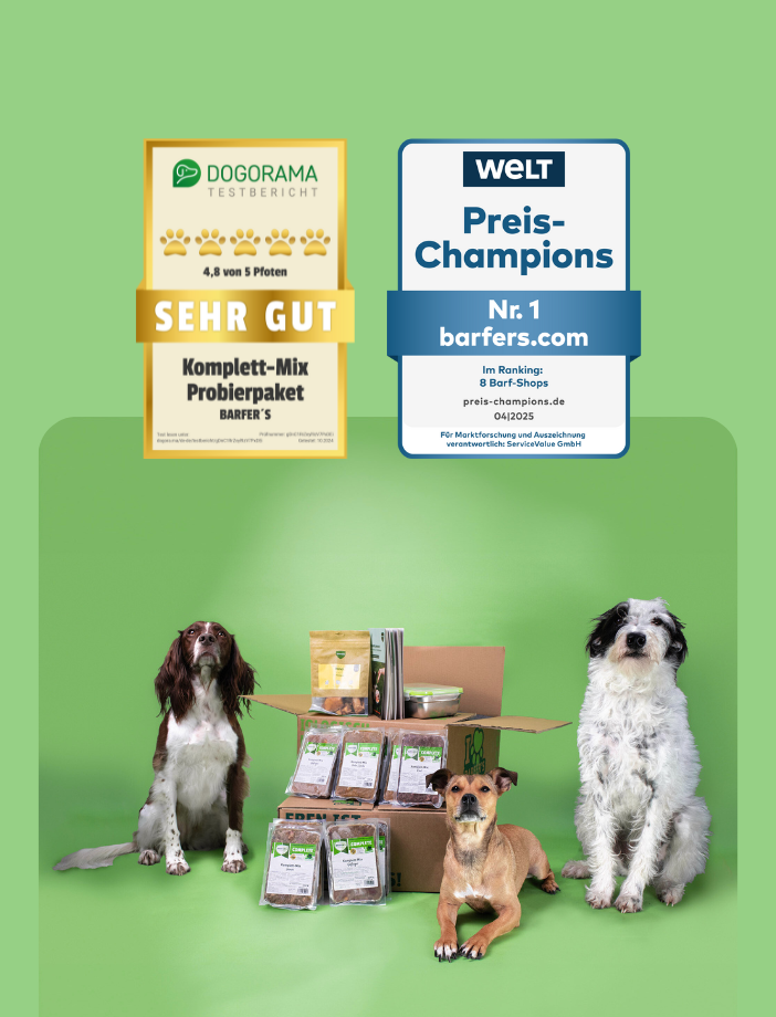 BARFER’S Komplett-Mix Probierpakete für Hunde – drei Hunde sitzen vor geöffneten Versandkartons mit verschiedenen Fertigbarf-Produkten. Darüber sind Auszeichnungen eingeblendet: Dogorama Testbericht 'Sehr gut' und WELT Preis-Champions Nr. 1 barfers.com