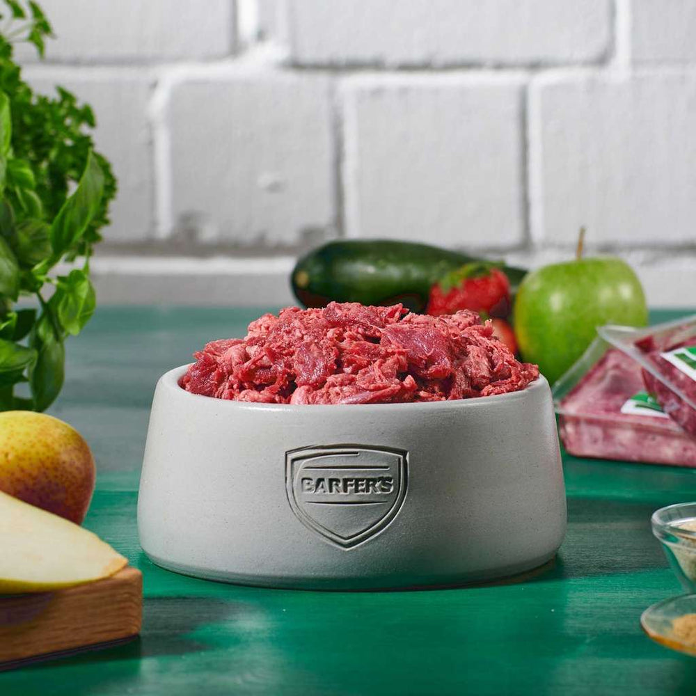 Keramiknapf von BARFER’S, gefüllt mit gewolftem Rinderfleisch