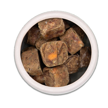 BARFER’S Mini Rezepturen als kleine gefrorene Würfel im Napf, erkennbar mit Fleisch- und Gemüseanteilen für eine ausgewogene Hunde- und Katzenernährung