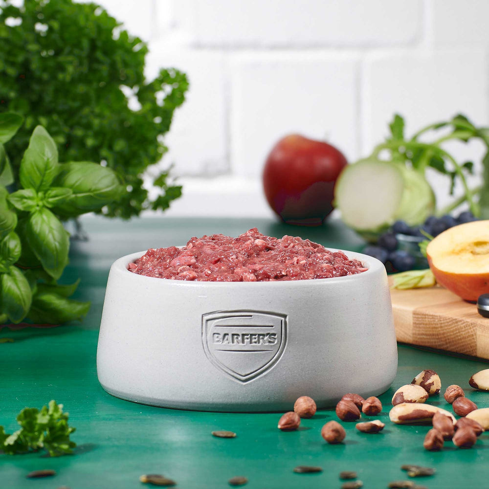 BARFER’S Würfel Innereien-Mix Rind mit Herz aufgetaut in einem hellgrauen Napf – nährstoffreicher Mix aus Rinderleber, Rinderherz, Rinderniere, Rindermilz und Rinderlunge