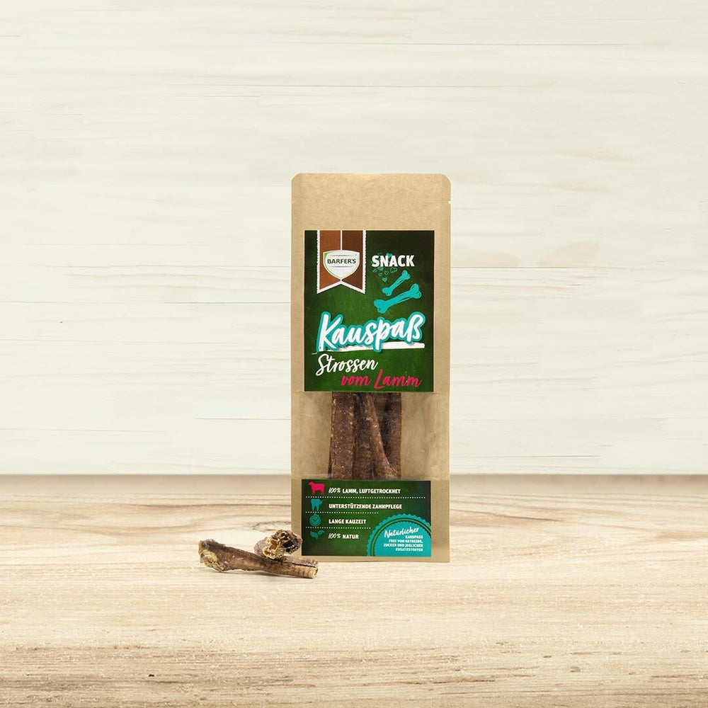 Strossen vom Lamm Verpackung von BARFER'S mit 2 neben der Verpackung liegenden luftgetrockneten Lammluftröhren.