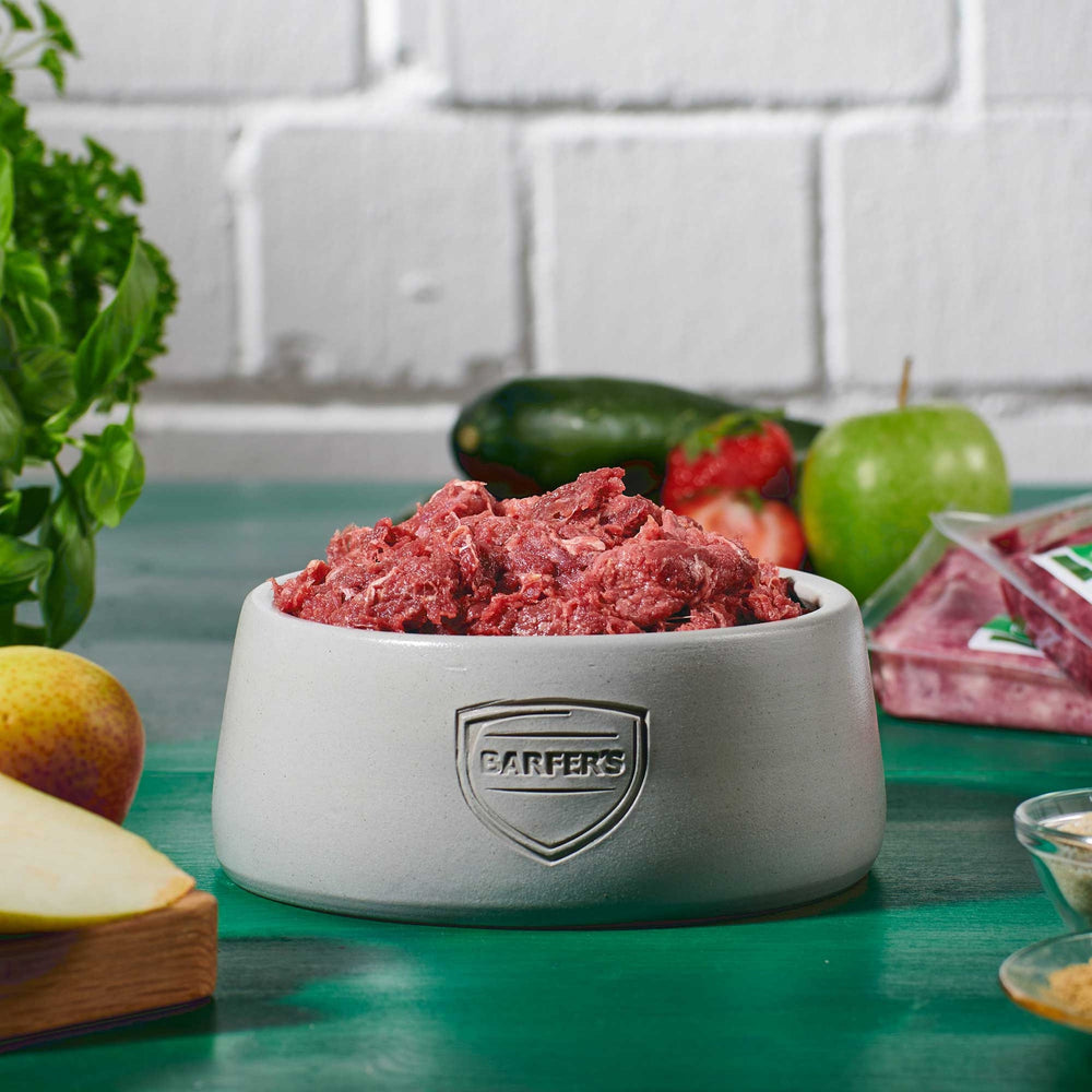 Pferdemuskelfleisch gewolft im grauen Napf mit BARFER'S Logo