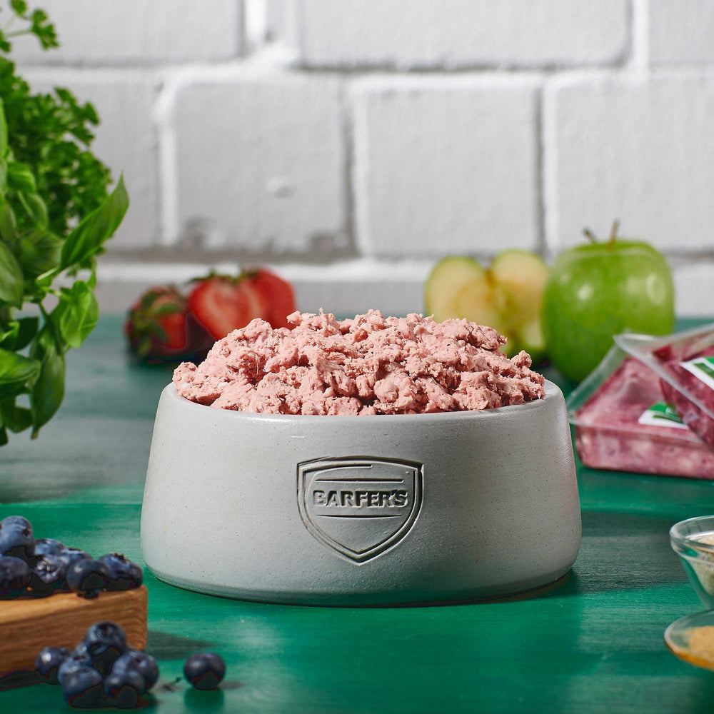 Keramiknapf von BARFER’S, gefüllt mit gewolften Lammrippen