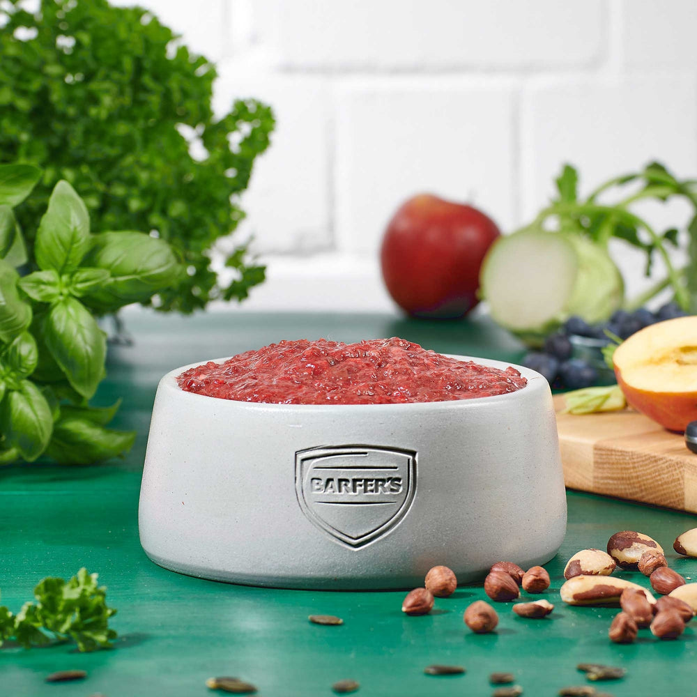 BARFER’S Würfel Innereien-Mix Lamm mit Herz für Hunde und Katzen aufgetaut in einem hellgrauen Napf – nährstoffreicher Mix aus Lammleber, Lammherz, Lammniere, Lammmilz und Lammlunge