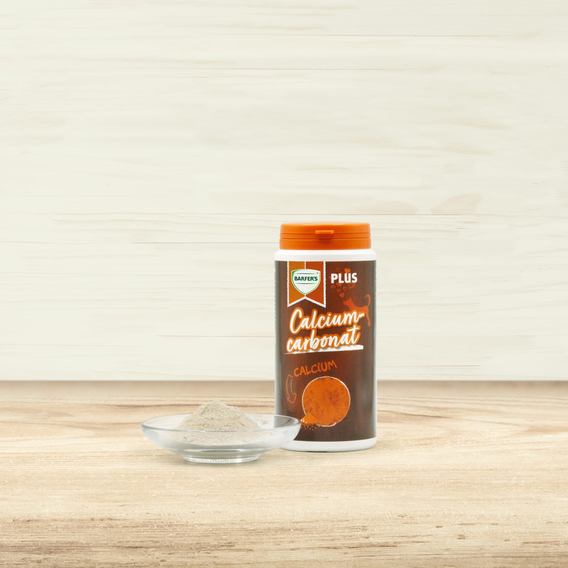 BARFER’S PLUS Calciumcarbonat Dose mit orangefarbenem Deckel und Glasschale mit hellem Pulver auf Holzoberfläche