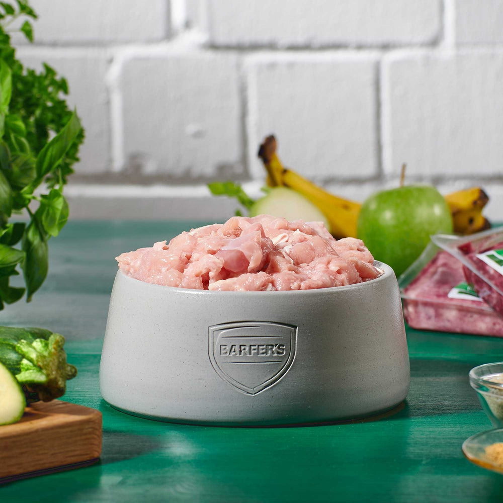 Keramiknapf von BARFER’S, gefüllt mit gewolftem, rohem Hühnerfleisch