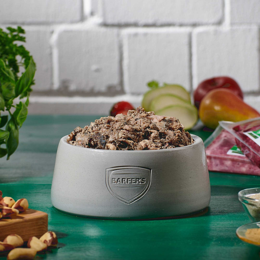 Gefüllter BARFER’S Keramiknapf mit grünem Rinderpansen zum barfen