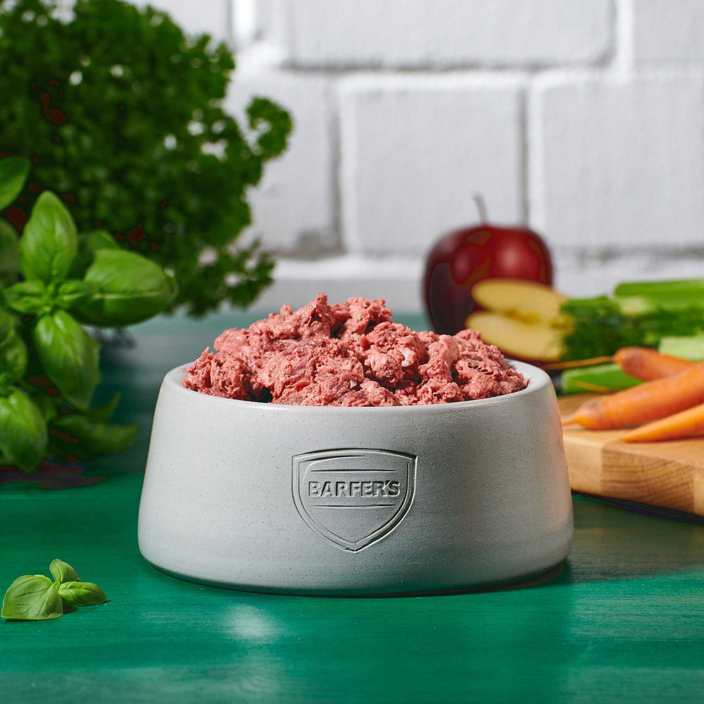 Napf mit BARFER’S Pur-Mix Rind  – gewolftes Rindfleisch mit Herz, Kalbsbrustbein, Leber, Niere und Milz, servierfertig in Würfeln