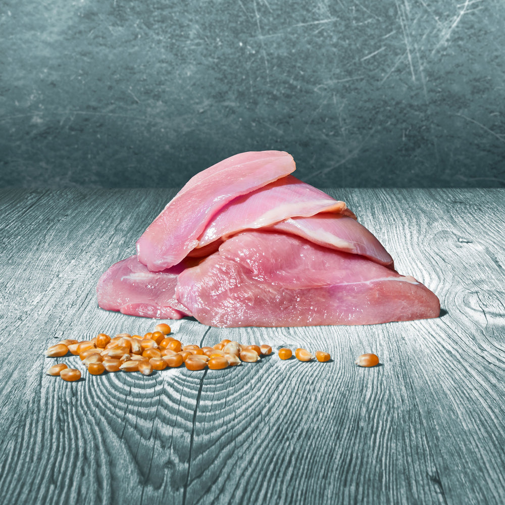 Rohe Truthahn Muskelfleischstücke auf grauer Holzfläche