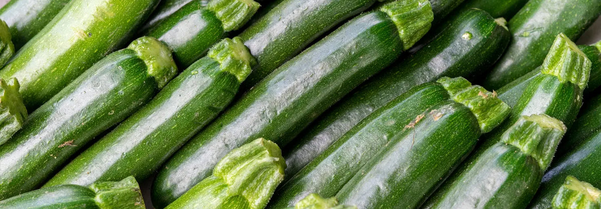 Nahaufnahme von vielen nebeneinanderliegenden Zucchini