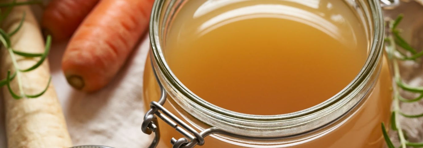 Selbstgemachte Knochenbrühe in einem offenen Einmachglas