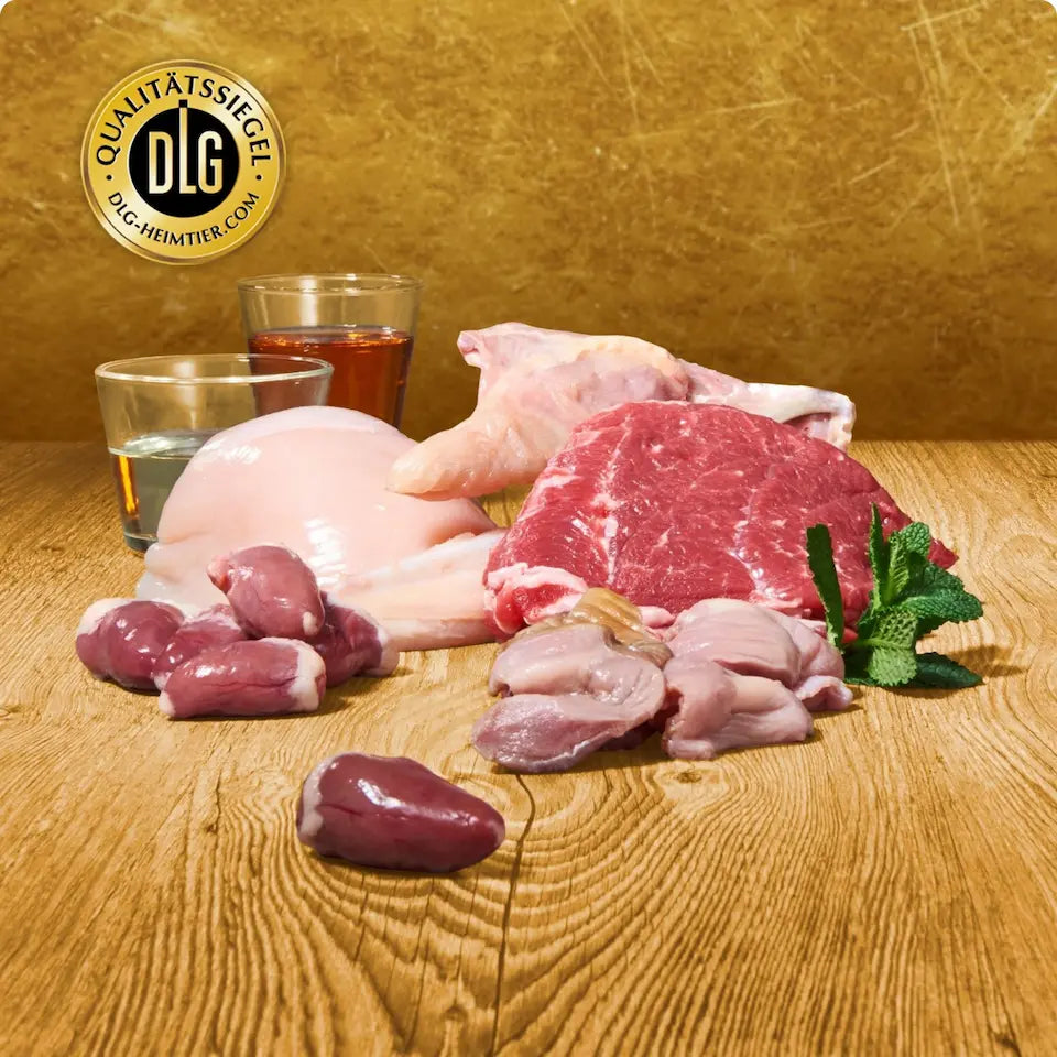 Rohe Fleischstücke, Muskelfleisch, Innereien und fleischige Knochen als Zutaten für die BARF-Ernährung von Katzen