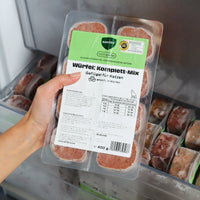 8 x 50 g Verpackung und Etikett des Würfel Komplett-Mix Geflügel für Katzen – Alleinfuttermittel mit hohem Anteil an Truthahn, Huhn und Pute, ergänzt durch Seealgenmehl und DLG-Zertifizierung: 40 % Truthahnfleisch, 20 % Hühnerfleisch, 18 % Putenherzen, 9 % Hühnerhälse, 5 % Putenleber, 4 % Hühnermagen, 1,8 % Bierhefe, 1,3 % Weizenkeimöl, 0,3 % Algenkalk, 0,2 % Grünlippmuschelfleischmehl, 0,2 % Lachsöl, 0,1 % Dorschlebertran, 0,1 % Seealgenmehl