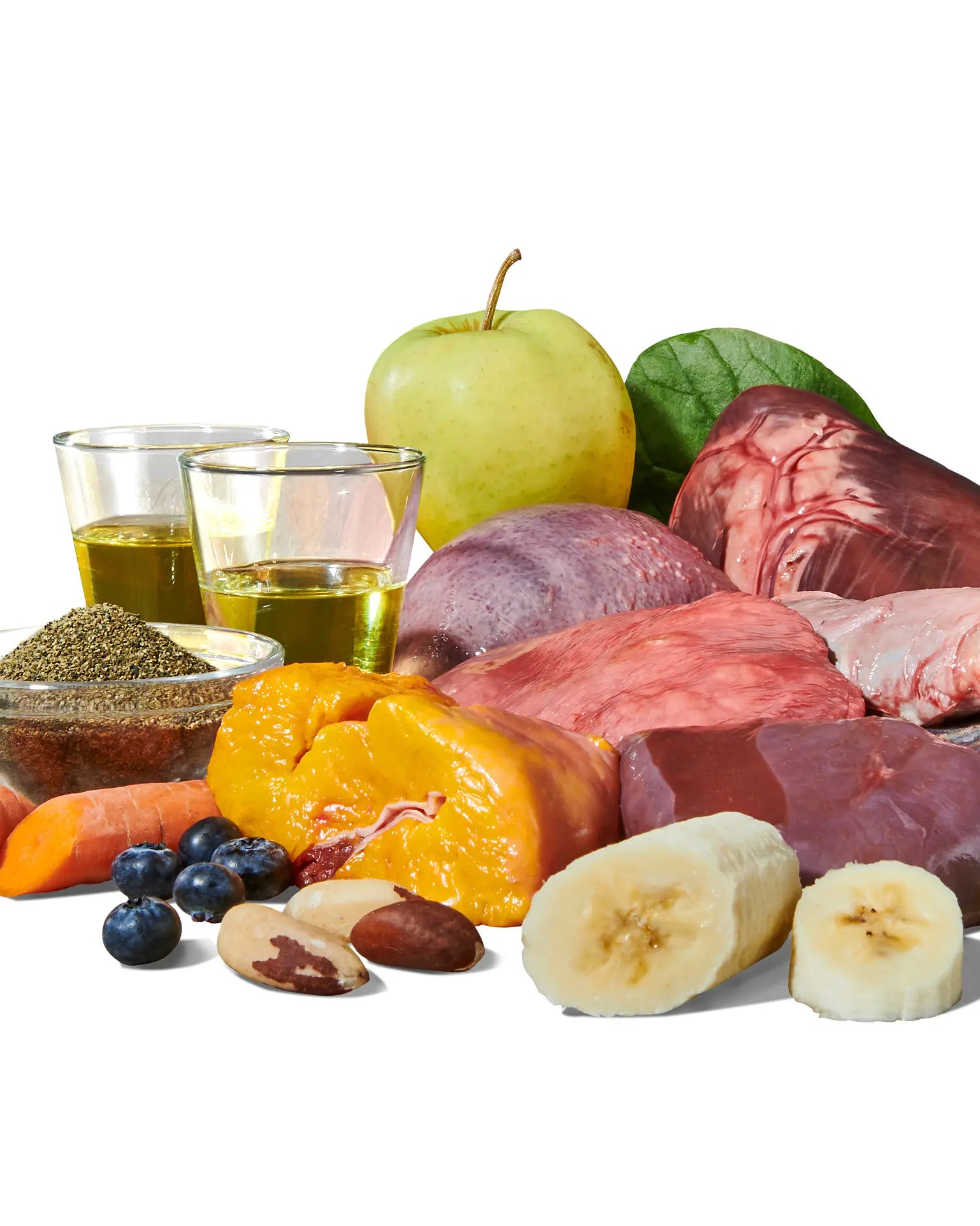 Rohes Muskelfleisch, Innereien, Knochen und zwei Gläser mit grünem und gelbem Öl sowie eine Schale mit Hanfsamen, ergänzt durch frisches Obst und Gemüse wie Apfel, Karotte, Blaubeeren und Banane – typische Bestandteile einer ausgewogenen BARF-Ration für Hunde.