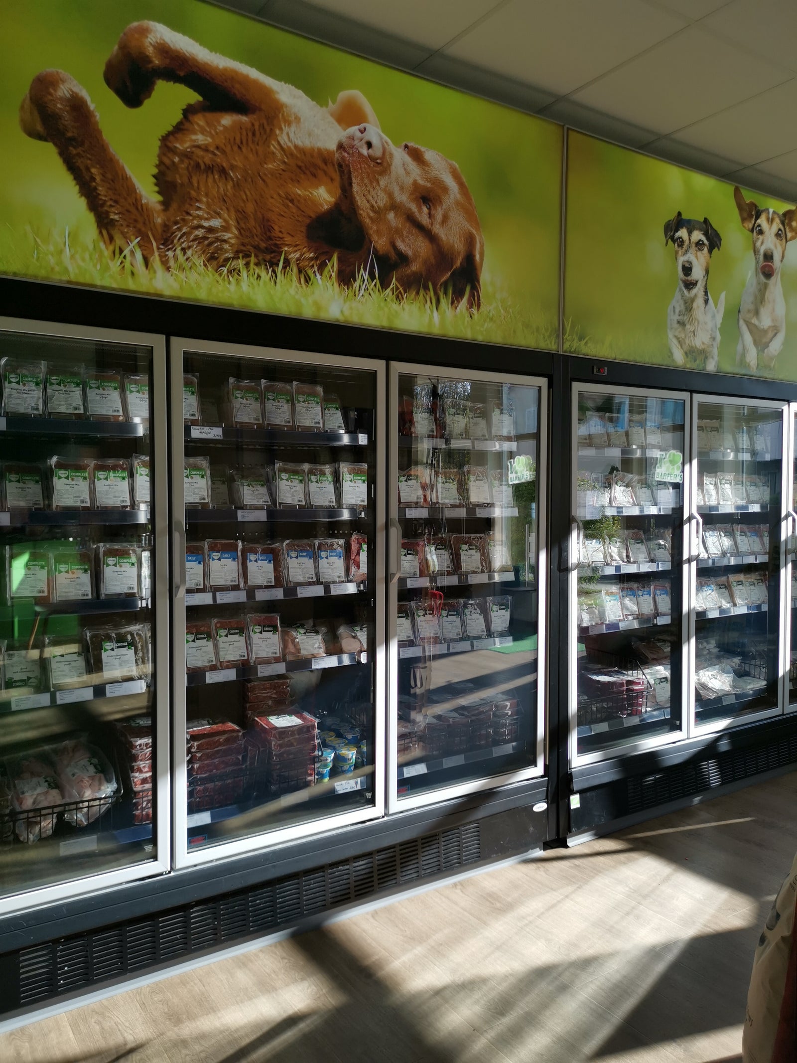5 Tiefkühlregale mit BARF-Produkten im BARFER'S Store in Jena.