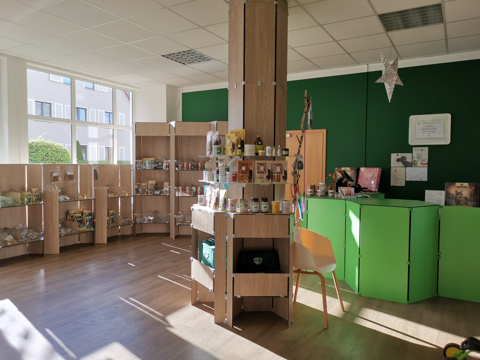 Holzregale mit Leckerli für Hunde und Katzen im BARFER'S Store in Jena.