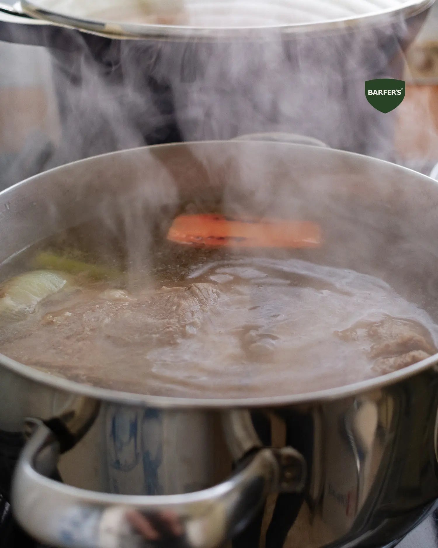 Fleisch kocht in einem Topf – Beispiel für gekochtes Hundefutter als Alternative zum BARF
