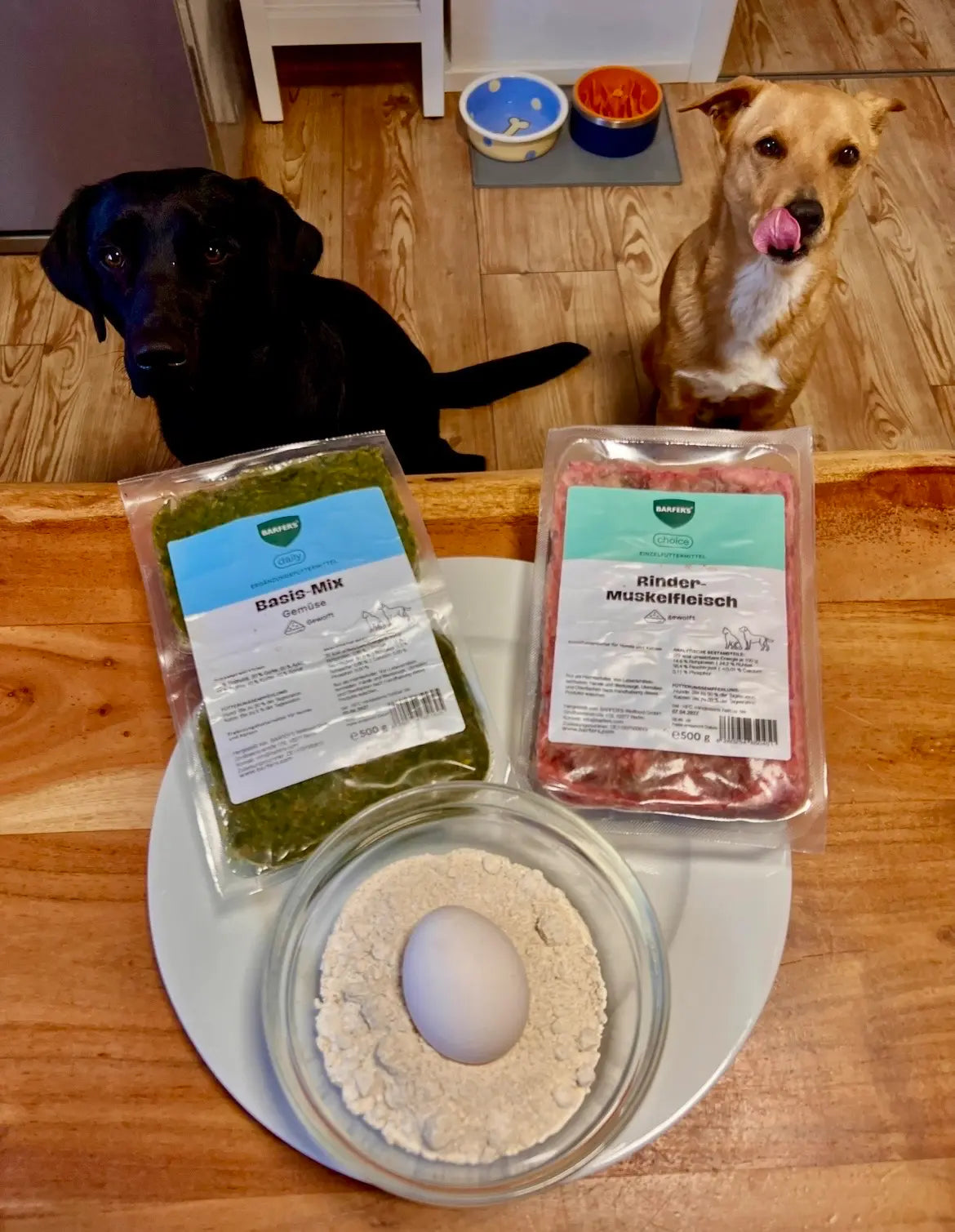 Zutaten zur Herstellung von Rindfleisch Crunchies für Hunde: BARFER'S Rindermuskelfleisch gewolft, BARFER’S Basis Mix Gemüse, Ei und Hafermehl