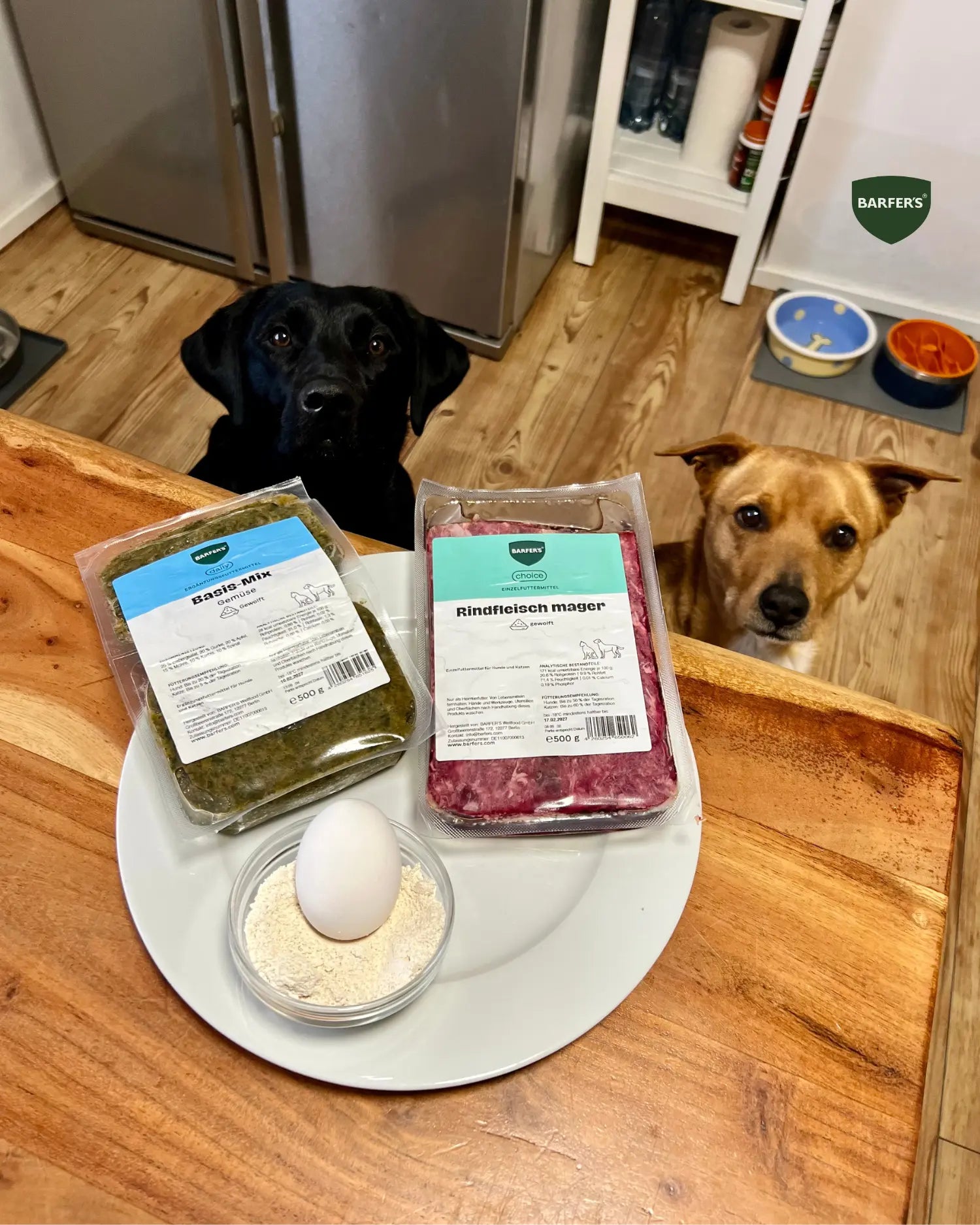 Zutaten zur Herstellung von Rindfleisch Crunchies für Hunde: BARFER'S Rindfleisch mager gewolft, BARFER’S Basis Mix Gemüse, Ei und Hafermehl