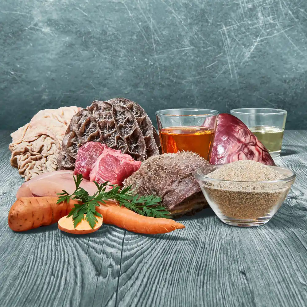 Zutaten vom BARFER’S Komplett-Mix Senior für Hunde: Rindfleisch, Hühnerfleisch, grüner Pansen, Blättermagen, Knochen, Innereien, Herz, Süßkartoffeln, Karotten, hochwertige Öle und Seealgenmehl mit DLG-Siegel