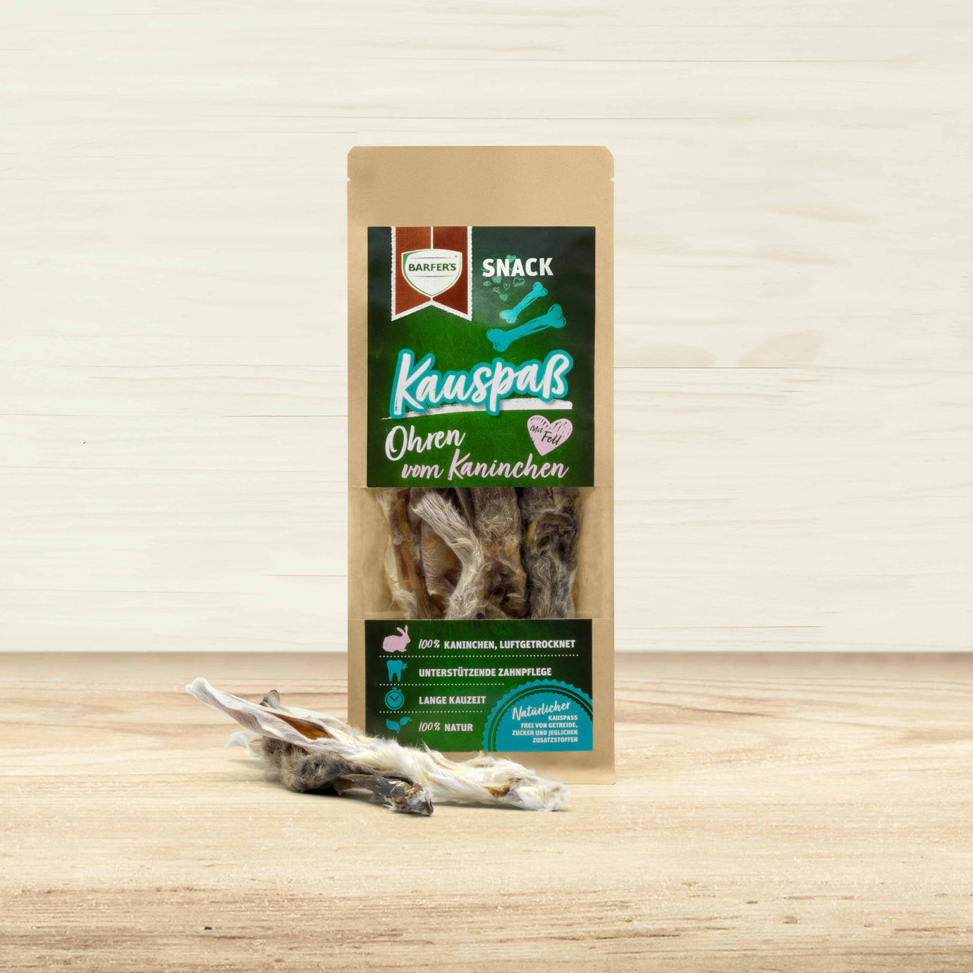Ohren vom Kaninchen mit Fell Verpackung von BARFER'S. Daneben liegt ein luftgetrocknetes Kaninchenohr.
